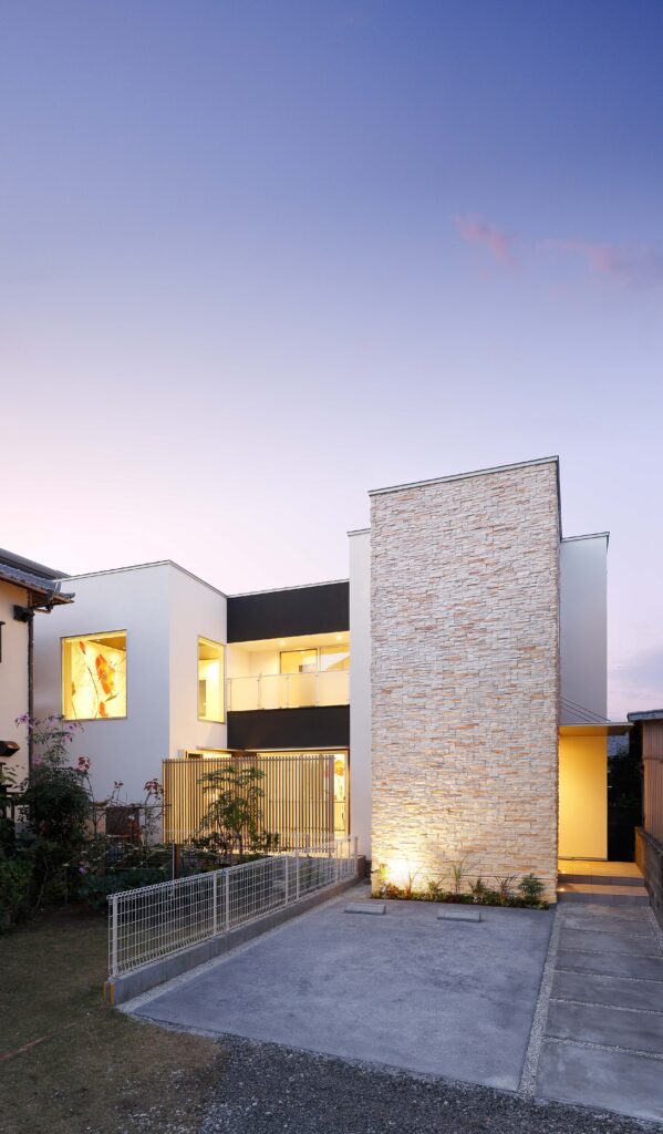 大きな花の絵がある家