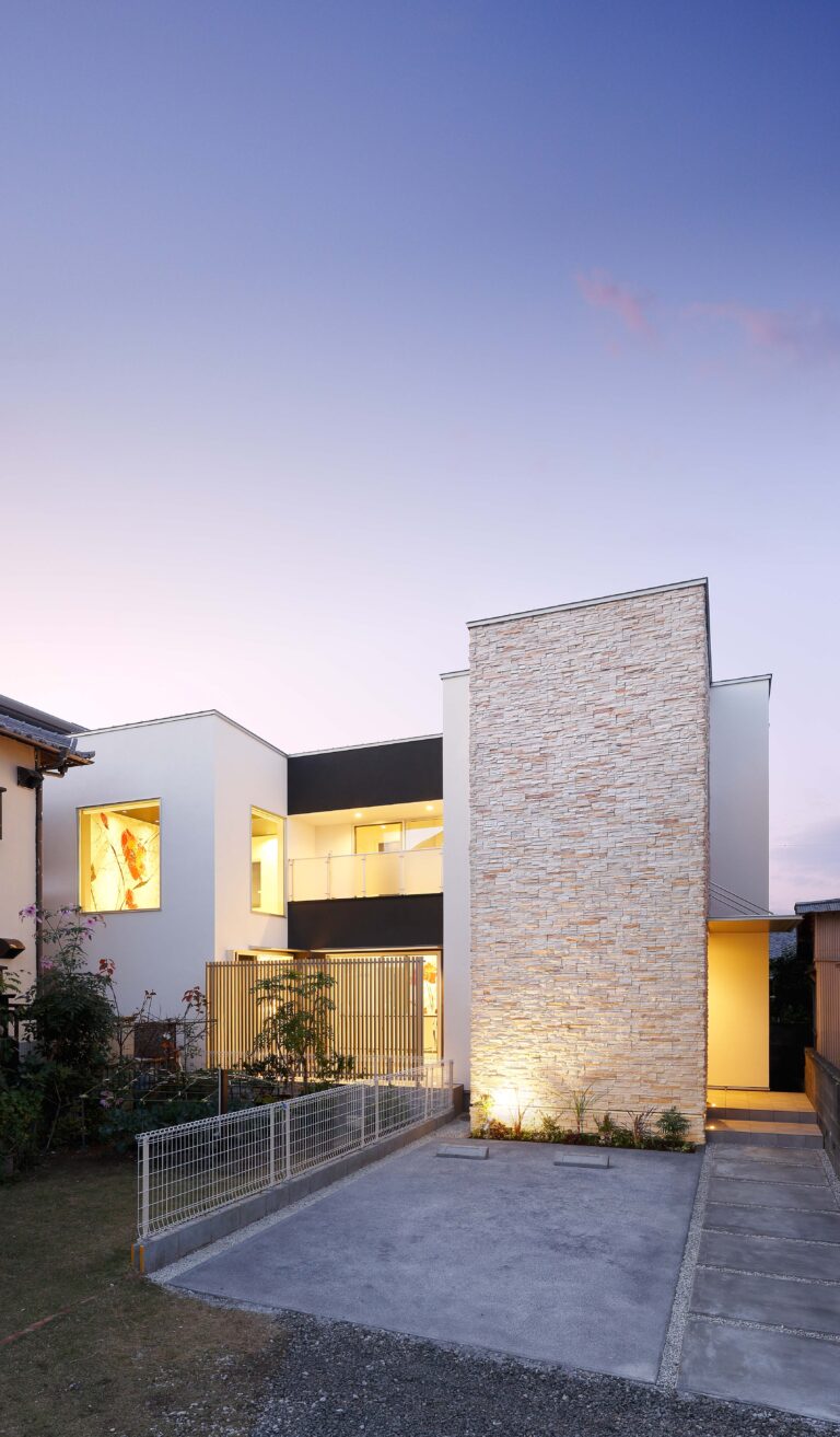 大きな花の絵がある家