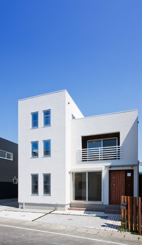 下川原1丁目の白い家