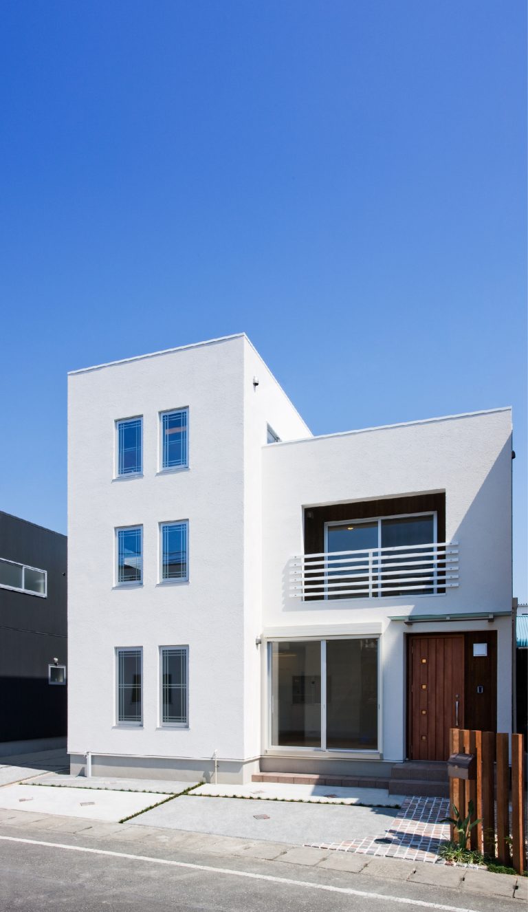 下川原1丁目の白い家