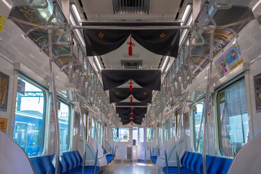 静鉄電車が『ふきさらし湯』一色に。レインボートレインズ・ブルーをチェック。