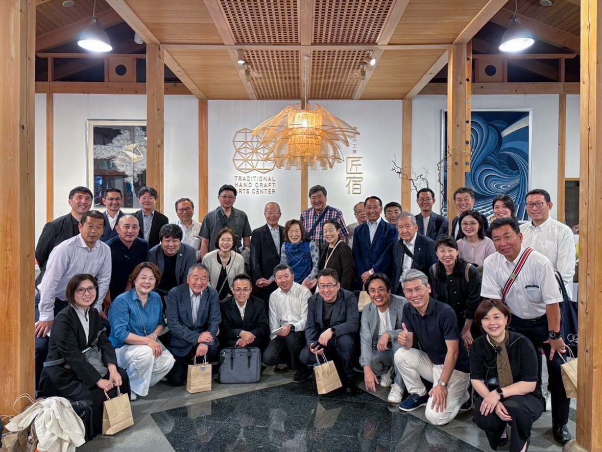 静岡県知事 鈴木康友氏と志ネットワーク代表 上甲晃氏と青年塾の皆さまが視察