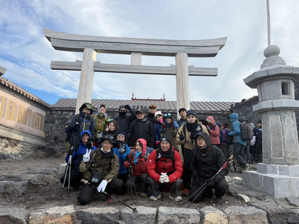 頂を目指す。TEAM SOZOSYA 富士登山組